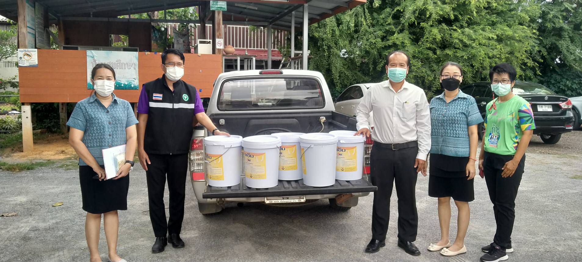 ส่งมอบทรายกำจัดลูกน้ำยุงลาย (ทรายอะเบท) ให้โรงพยาบาลส่งเสริมสุขภาพตำบลถืมตอง