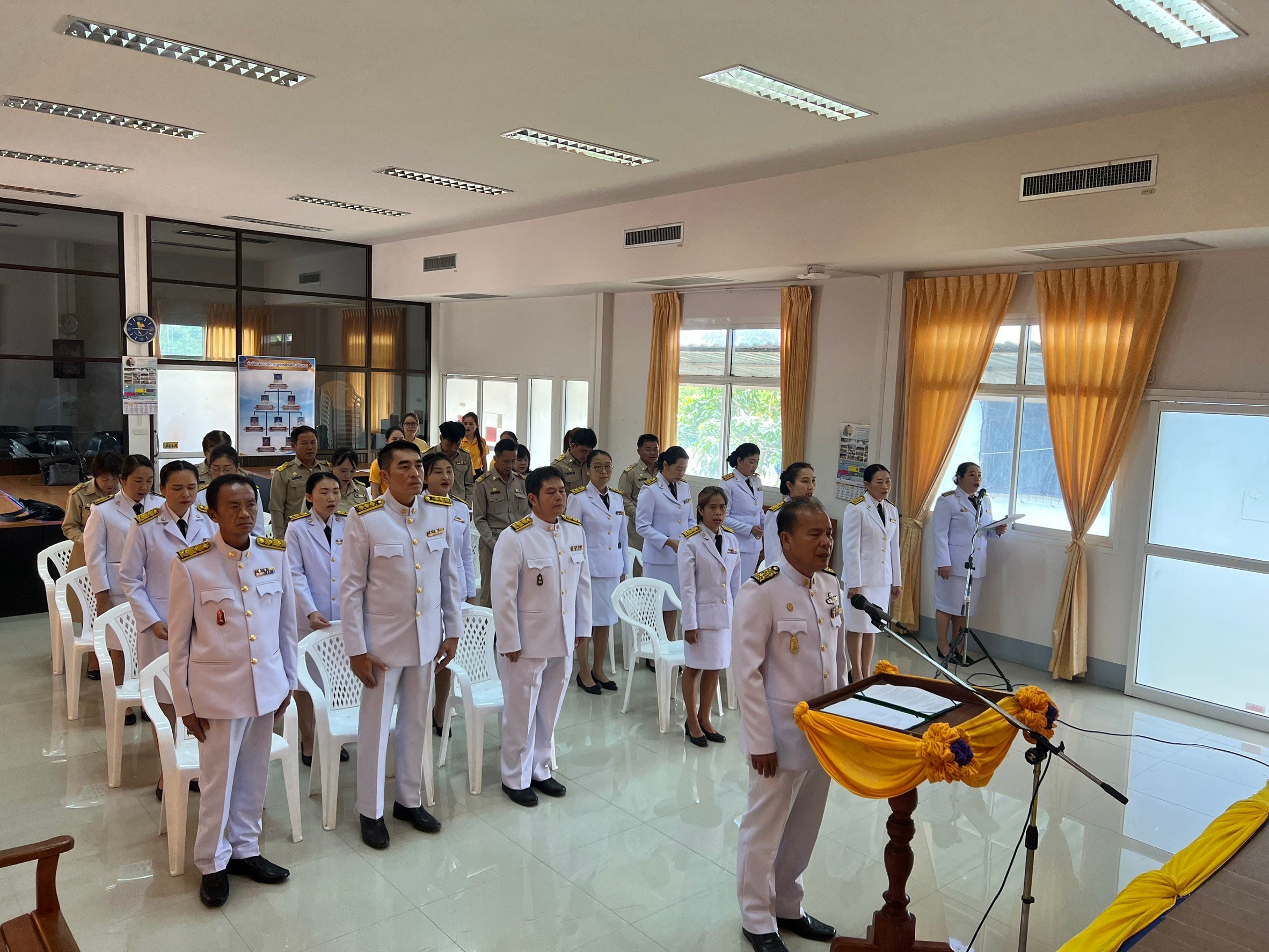 พิธีรับพระราชทานพระบรมฉายาลักษณ์ พระบาทสมเด็จพระเจ้าอยู่หัว และสมเด็จพระนางเจ้าฯพระบรมราชินี