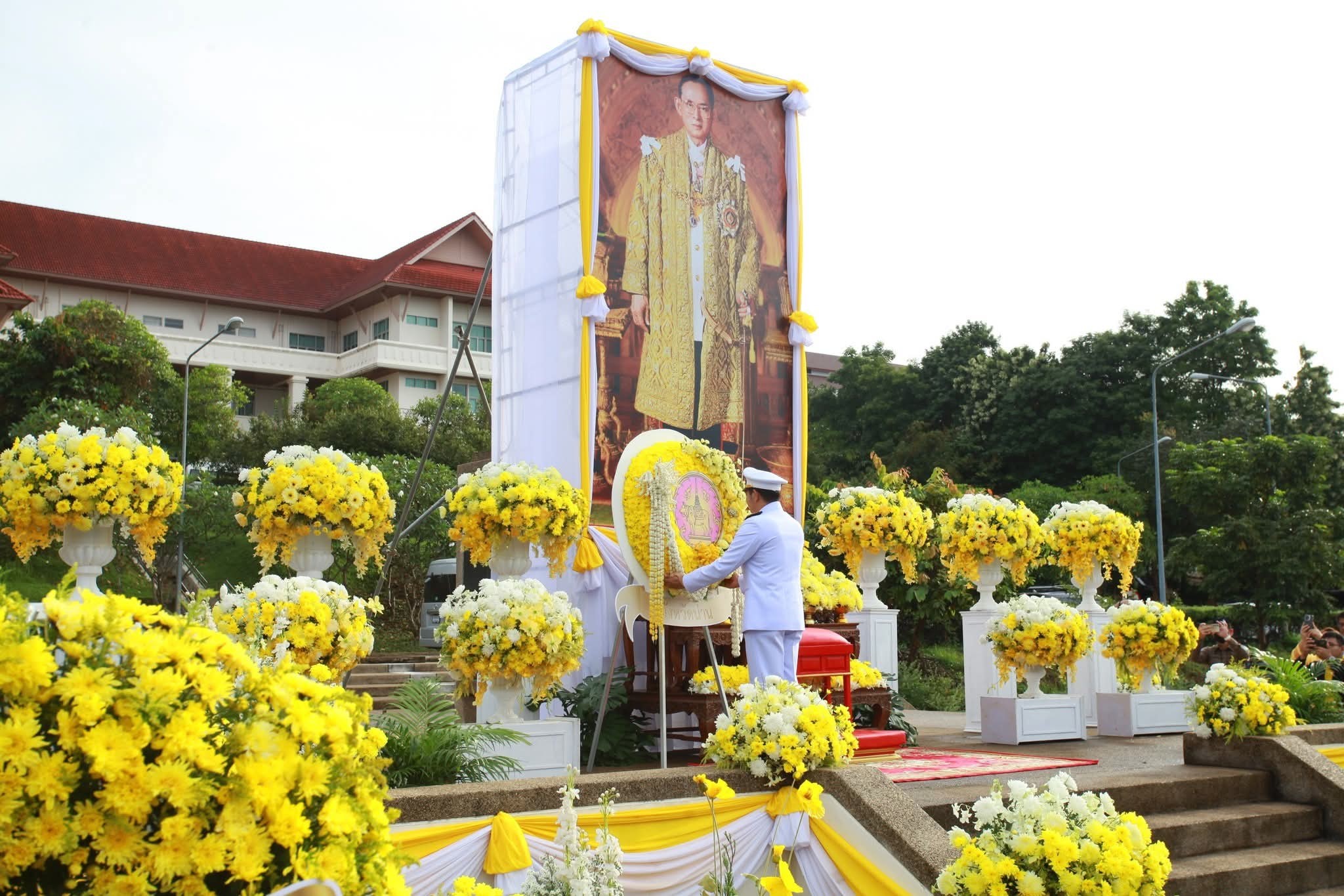 ร่วมวางพวงมาลาและถวายราชสดุดี เนื่องใน 