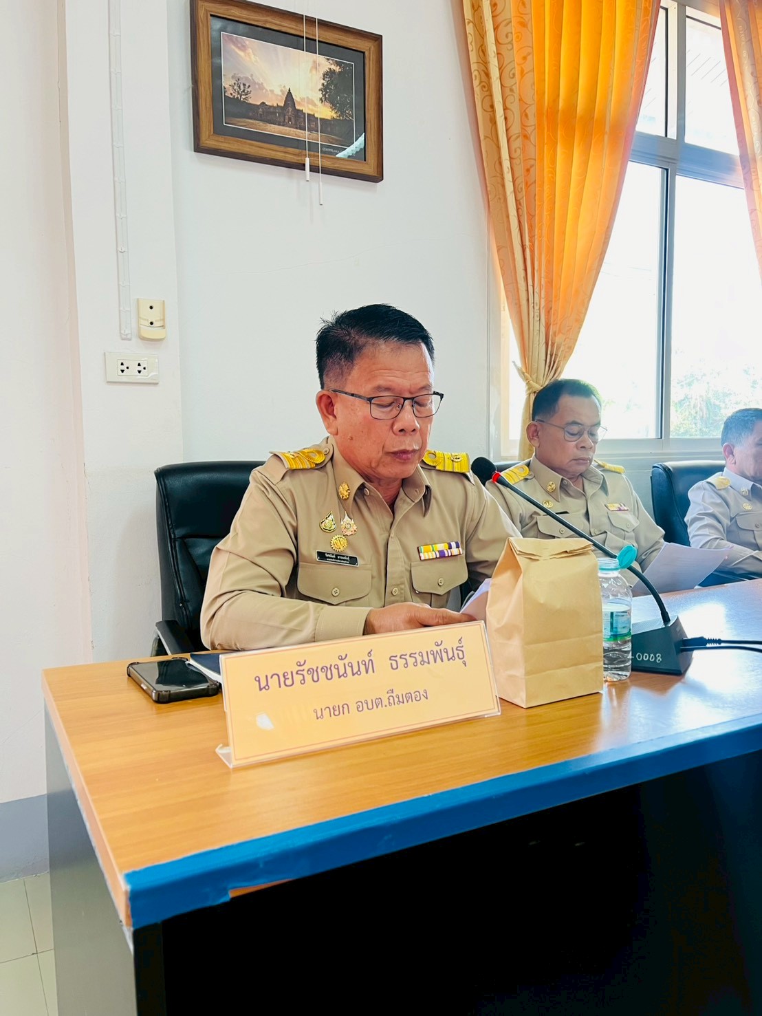 นายรัชชนันท์ ธรรมพันธุ์ นายกองค์การบริหารส่วนตำบลถืมตอง  แถลงนโบายต่อที่ประชุมสภาองค์การบริหารส่วนตำบลถืมตอง